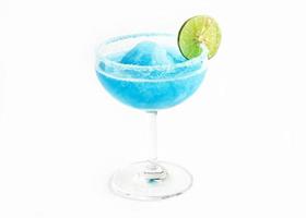blauwe margarita cocktaildrank met citroen, kamikaze blauwe cocktail foto
