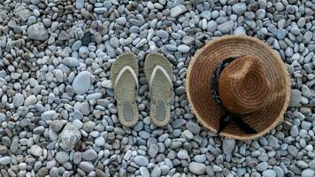 reizen vakantie concept met omdraaien flop sandalen en strand staw foto