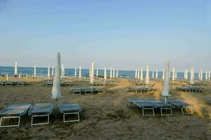 stoelen op het strand foto