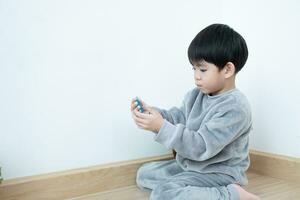 Aziatisch jongen hebben pret spelen dichtslaan Aan de verdieping aan het leren buiten de klas foto