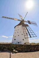 een windmolen Aan een zonnig dag in de woestijn foto