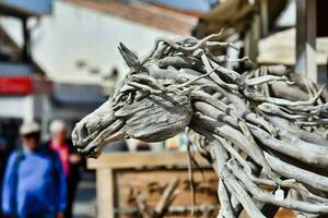 paard beeldhouwwerk gemaakt van drijfhout foto