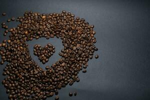 hoop van koffie bonen Aan zwart achtergrond foto