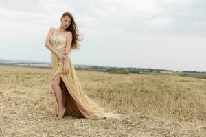 vrouw wandelen in gouden droog gras veld. foto