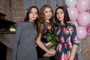 drie vrouw vrienden poseren in voorkant foto