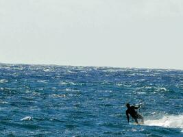 surfen in de oceaan foto