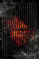 top visie door zwart barbecue rooster van brandend kolen met vonken en wit rook foto