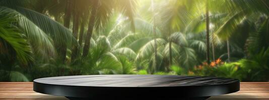 ronde steen podium voor Product presentatie. tegen de achtergrond van palm bomen en divers tropisch planten foto