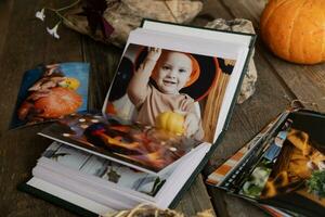 Open foto album met halloween gedrukt foto's.