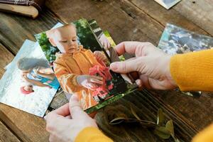 jong vrouw op zoek Bij gedrukt foto's voor familie afbeelding album. foto