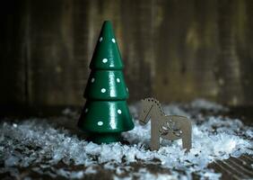 Kerstmis ornamenten Aan houten achtergrond foto