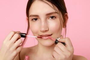 mooi jong vrouw met lippenstift over- abstract roze achtergrond foto