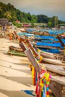 Thais traditioneel boten Aan phi-phi eilanden, Thailand foto