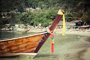 Thais traditioneel boten Aan phi-phi eilanden, Thailand foto