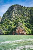 Super goed rotsachtig berg in de zee Bij phuket, thailand foto