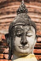 boeddha gezicht in wat chaiwatthanaram, ayutthaya, thailand foto