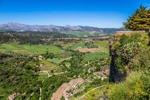 Andalusië landschap, platteland weg en rots in ronda, Spanje foto