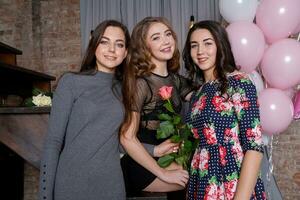 drie vrouw vrienden poseren in voorkant foto