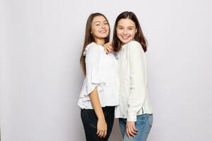 twee lachend meisjes in wit blanco t-shirts op zoek in de camera foto