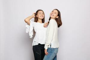 twee lachend meisjes in wit blanco t-shirts op zoek in de camera foto