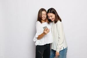 gelukkig glimlachen jong vrouw tonen foto's Aan mobiel telefoon foto