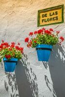 straat met bloemen in de mijas dorp, Spanje foto