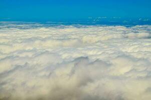 een visie van de wolken van een vliegtuig foto