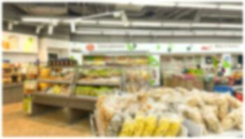 abstract vervagen supermarkt en kleinhandel op te slaan in boodschappen doen winkelcentrum voor achtergrond. foto