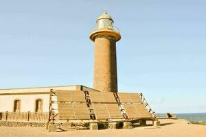 een vuurtoren met een groot houten platform De volgende naar het foto