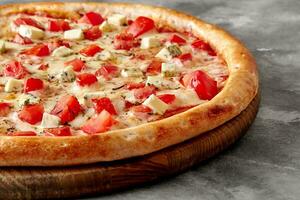 pizza Aan dun deeg met Mozzarella, tomaten, blauw kaas en droog basilicum Aan houten bord foto
