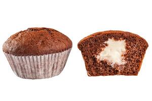 chocola muffin met room vulling geïsoleerd Aan wit achtergrond foto
