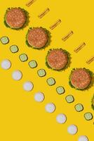 ontwerp concept van mockup hamburgers en Frans Patat reeks Aan geel achtergrond. foto
