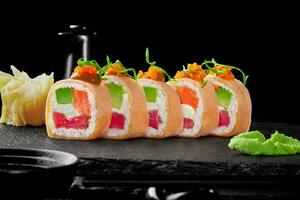 sushi broodjes met tonijn, Zalm, avocado en room kaas in mamenori foto