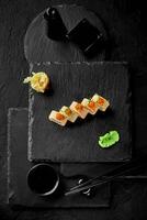 sushi broodjes in mamenori bekroond met tobiko geserveerd met wasabi, gari en soja saus foto