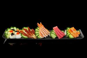 Japans sashimi schotel met rauw Zalm, tonijn, gegrild unagi aal, garnalen en inktvis foto