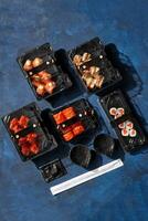 divers broodjes Ingepakt in plastic containers met gember, soja saus, eetstokjes Aan tafel foto