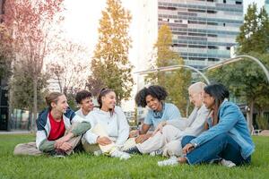 groep van multi-etnisch vrienden hebben pret samen met zelf portret Aan gras in de park foto