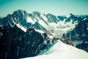 uitzicht op de bergketen mont blanc van aiguille du midi in chamonix - landschapsoriëntatie foto