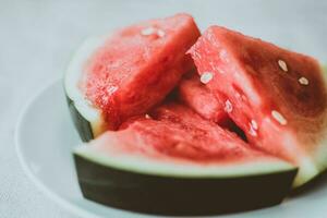 watermeloen gesneden Aan wit bord - zacht focus met wijnoogst film filter foto