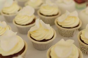 cupcakes met room kaas glimmertjes Aan bovenkant, selectief focus foto