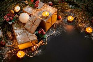 Kerstmis geschenken, Kerstmis boom, kaarsen, gekleurde decor, sterren, ballen Aan zwart achtergrond foto