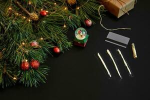 cocaïne verdeeld in paden met Kerstmis speelgoed en net Afdeling Aan zwart achtergrond top visie. foto