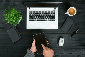 direct bovenstaand visie van menselijk handen typen Aan laptop. foto