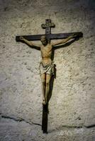 een houten kruisbeeld Aan een muur in een kerk foto