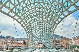 de brug van vrede is voetganger brug over- de kura rivier- in tbilisi, hoofdstad van Georgië. foto