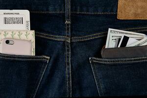 geld, slim, debiteren kaart en credit kaart zijn in zak- van blauw jean. foto
