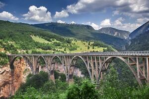 oud groot brug in duur en fantastisch visie tara rivier- kloof - is de grootste een Ravijn in Europa in de nationaal park durmitor, Montenegro. Balkan. foto