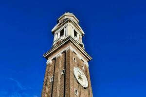de klok toren tegen een blauw lucht foto