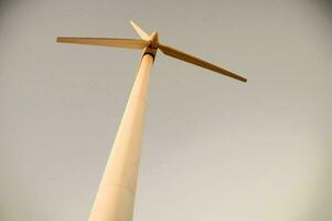 een wind turbine is getoond tegen een bewolkt lucht foto