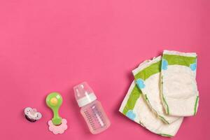 baby zorg accessoires en luiers Aan roze achtergrond. top visie foto